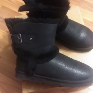 UGG AIREHART BOOTS